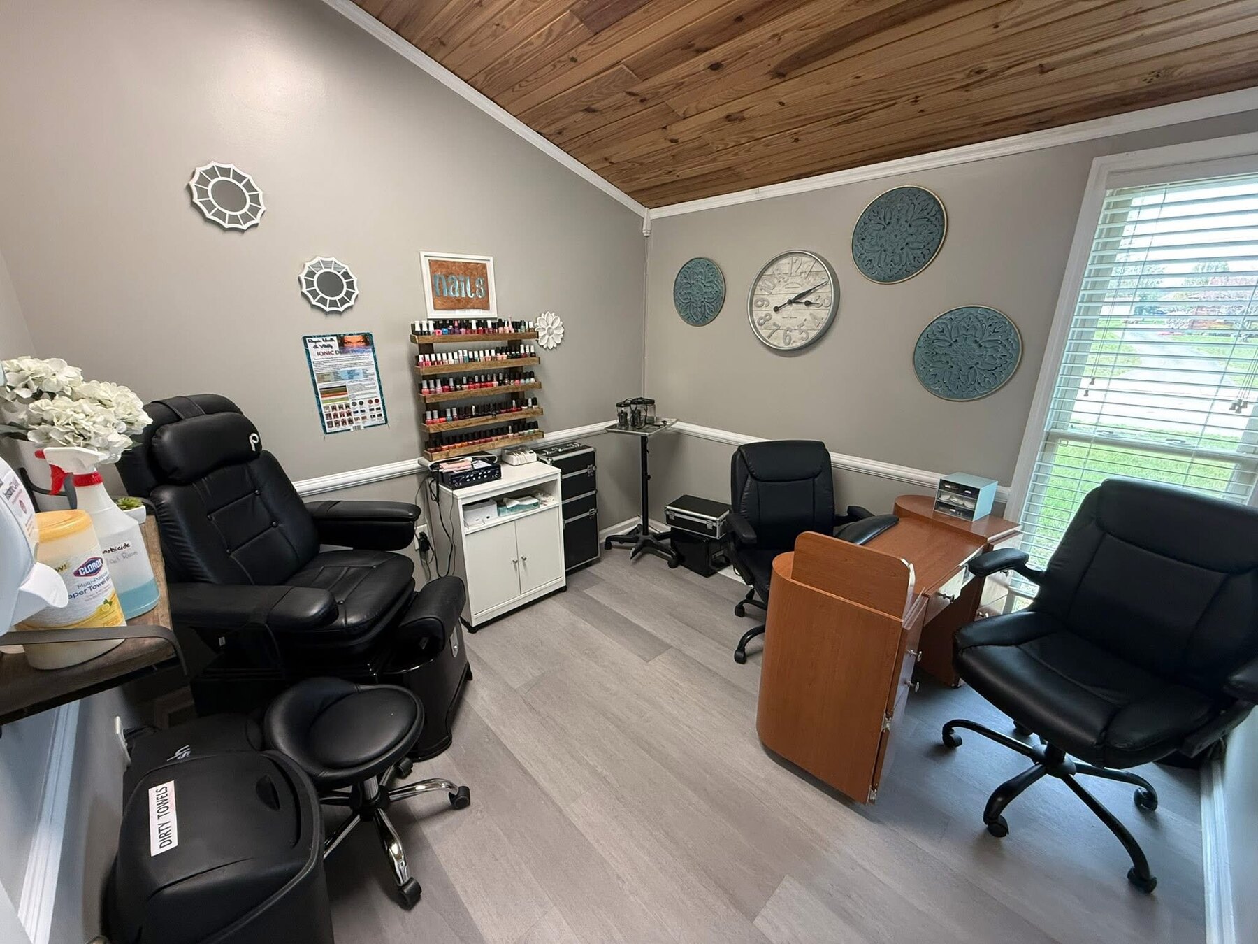 Bright and comfortable nail service room