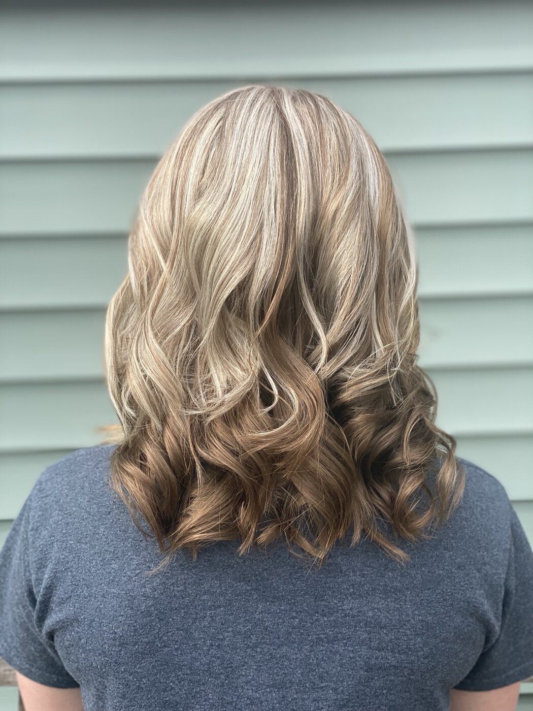 Dimensional bronde highlights finished in soft curls